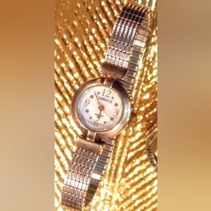 Timex Carriage Vintage Watch Silver Tone Stretch Band! Gold Hands & Numbers! ⌚
